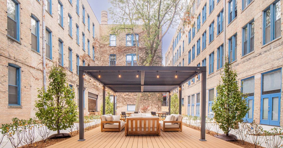 Cobbler Square Lofts outdoor lounge courtyard - Chicago, IL